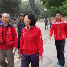 附小教师参加清华大学工会组织的健步走活动