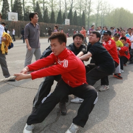 附小教师积极参与大学拔河比赛