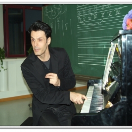 意大利钢琴家莫莱诺•多纳德来我校交流