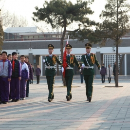 国旗班战士来我校与师生一起进行升国旗仪式