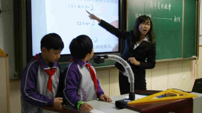 珠海市小学数学课堂实践暨“同课异构”在我校举办