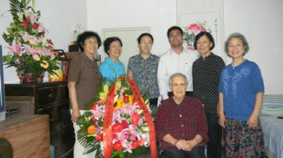 清华附小工会为90岁高龄龚寿平老师祝寿
