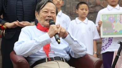 我校校友杨振宁出席2013届清华附小毕业典礼