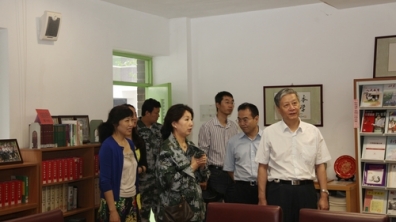 中国教育学会会长钟秉林在教师节来临之际看望我校教师