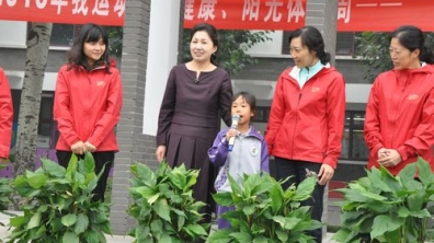 我校召开一年级亲子趣味运动会