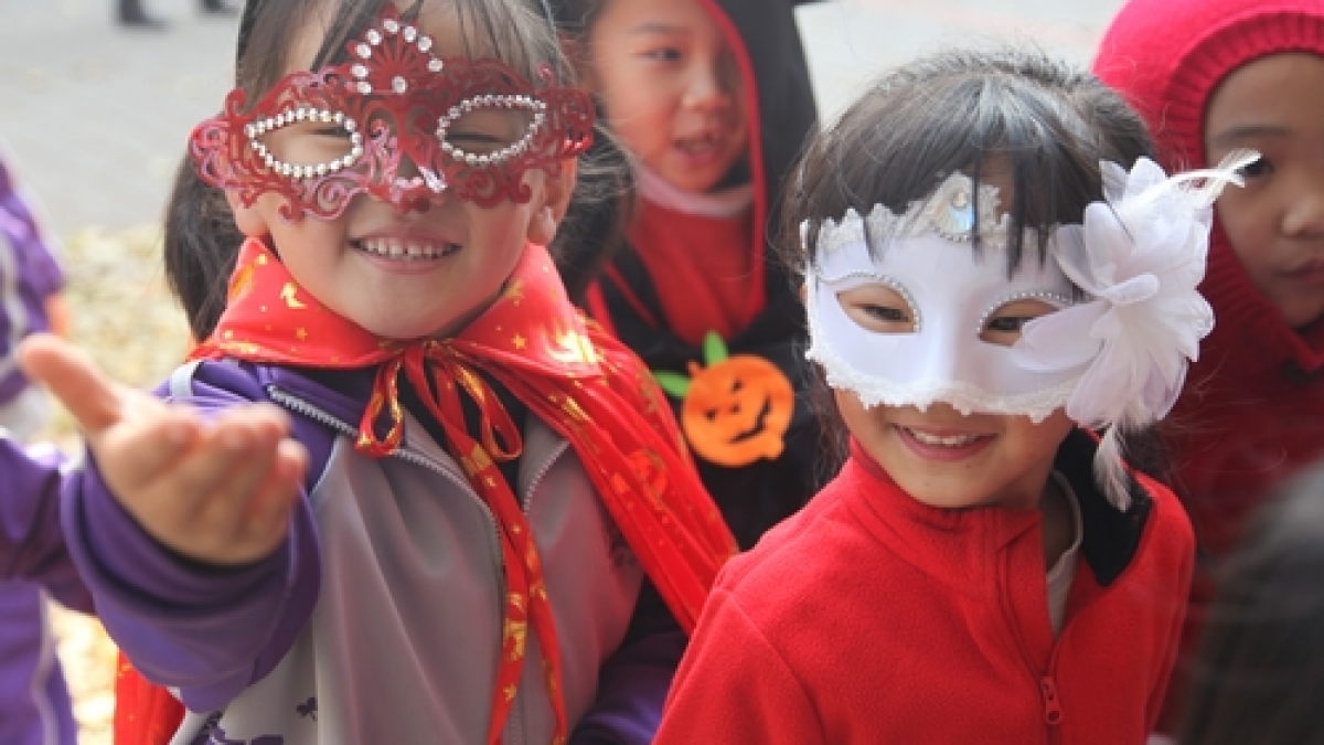 Enjoy the Happy Halloween Party
