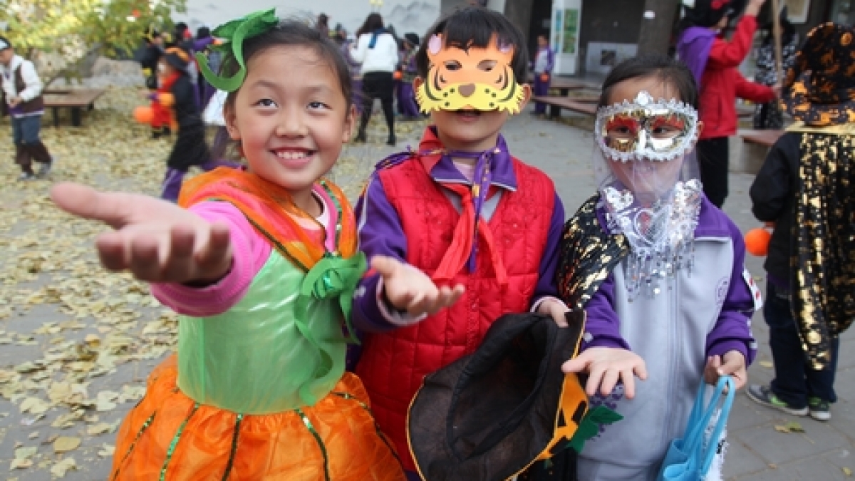 Enjoy the Happy Halloween Party
