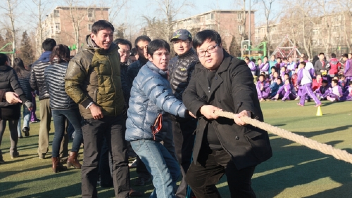 我校开展教师拔河比赛