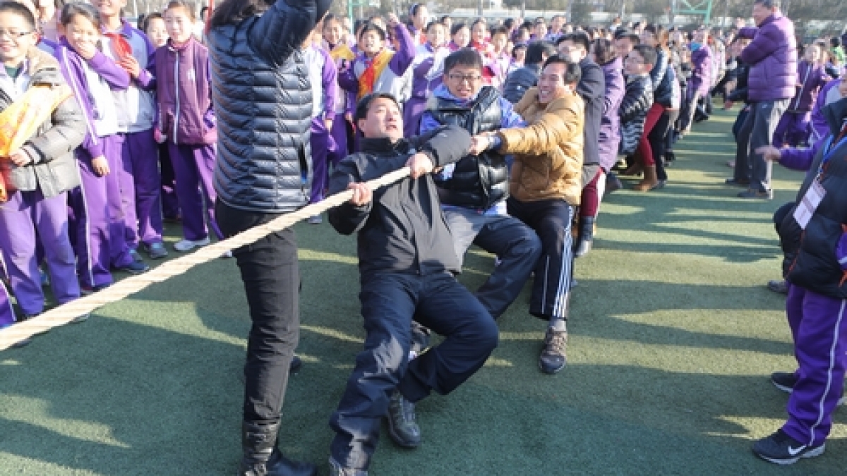 阳光体育节之教师拔河比赛