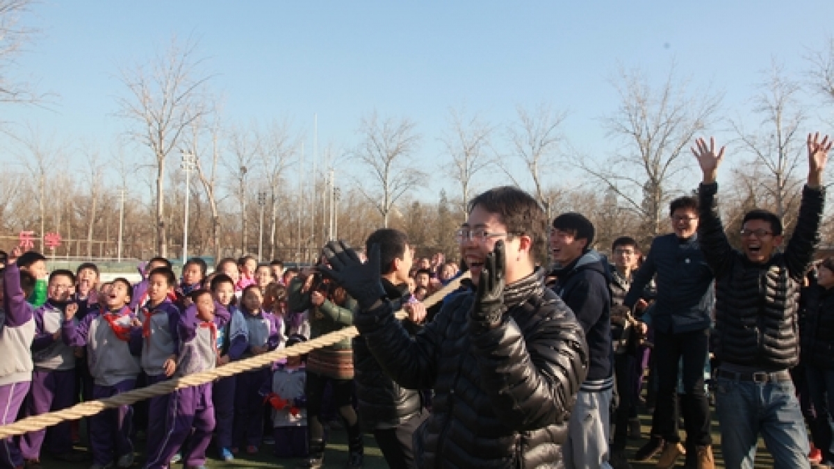 阳光体育节之教师拔河比赛