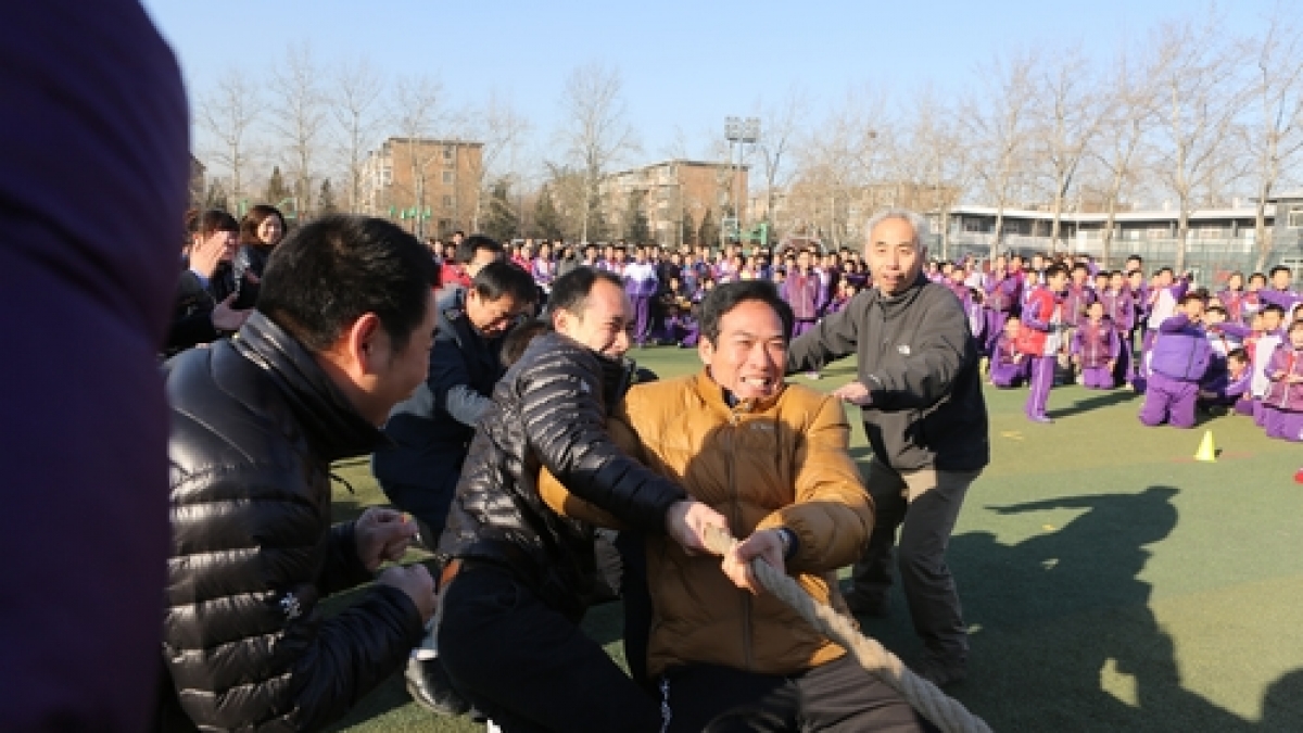 阳光体育节之教师拔河比赛