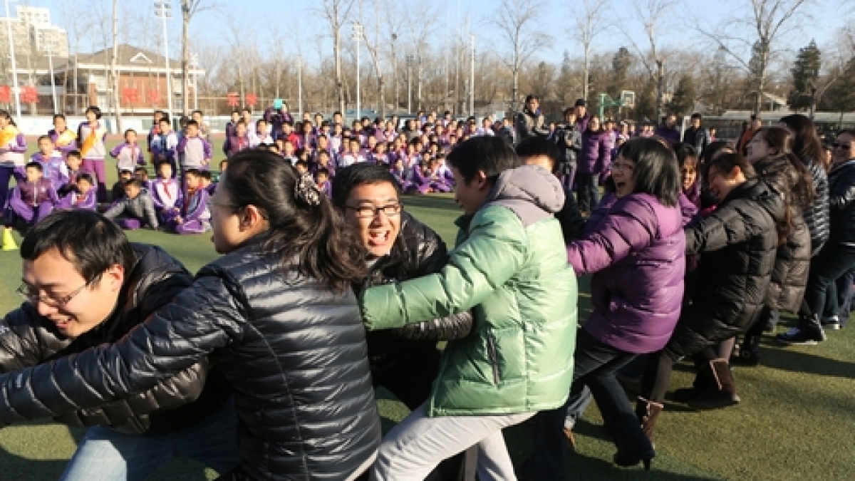 我校开展教师拔河比赛