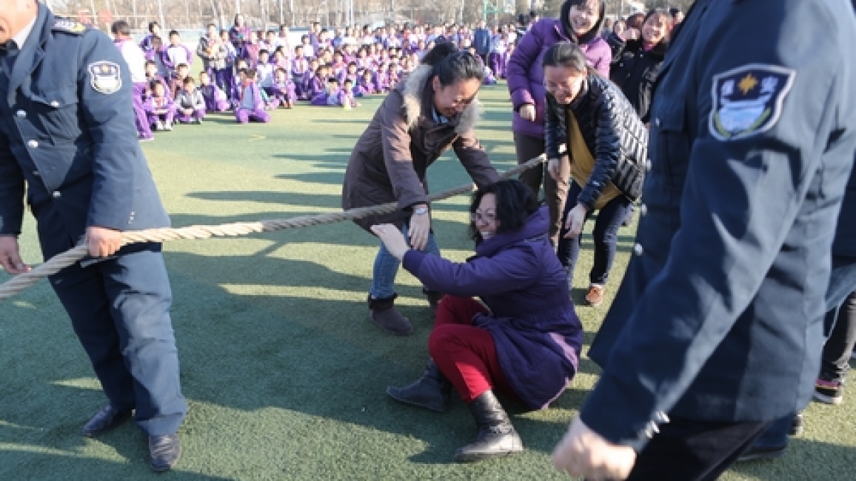 我校开展教师拔河比赛
