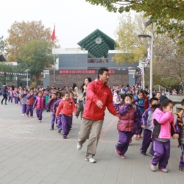 清华附小2013年安全课程——应急疏散演习顺利举行