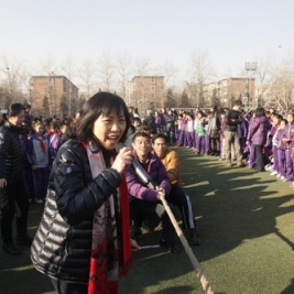 我校开展教师拔河比赛