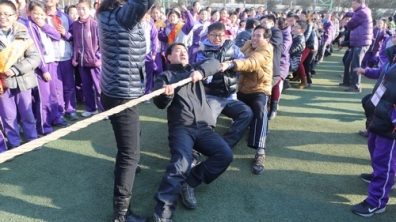 阳光体育节之教师拔河比赛