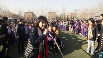 我校开展教师拔河比赛