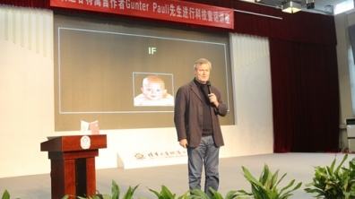 甘特•鮑利为我校学生带来甘特寓言童话讲座