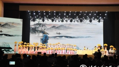 合唱团同学参加中央电视台的演出