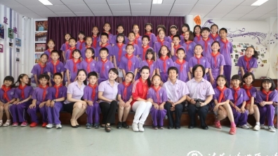 谭晶来到清华附小,与校合唱团的同学见面