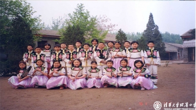 我校民乐团最早的一张全家福照片