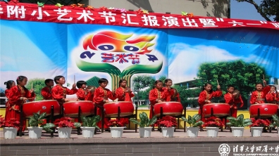 2004年我校艺术节闭幕式上民乐团的精彩演出