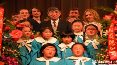 我校2004年合唱团的演出