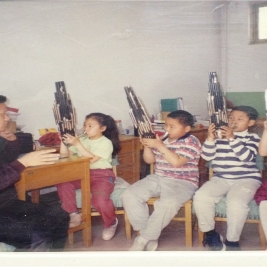 我国著名笙演奏家、中国音乐学院李光陆教授正在给孩子们上课