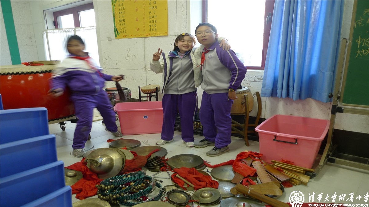 劳动最光荣——我校金帆民乐团学生干部打扫排练厅