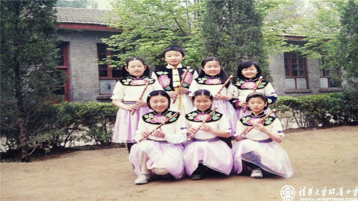 我校最早一批少年民族吹打乐队的小队员们