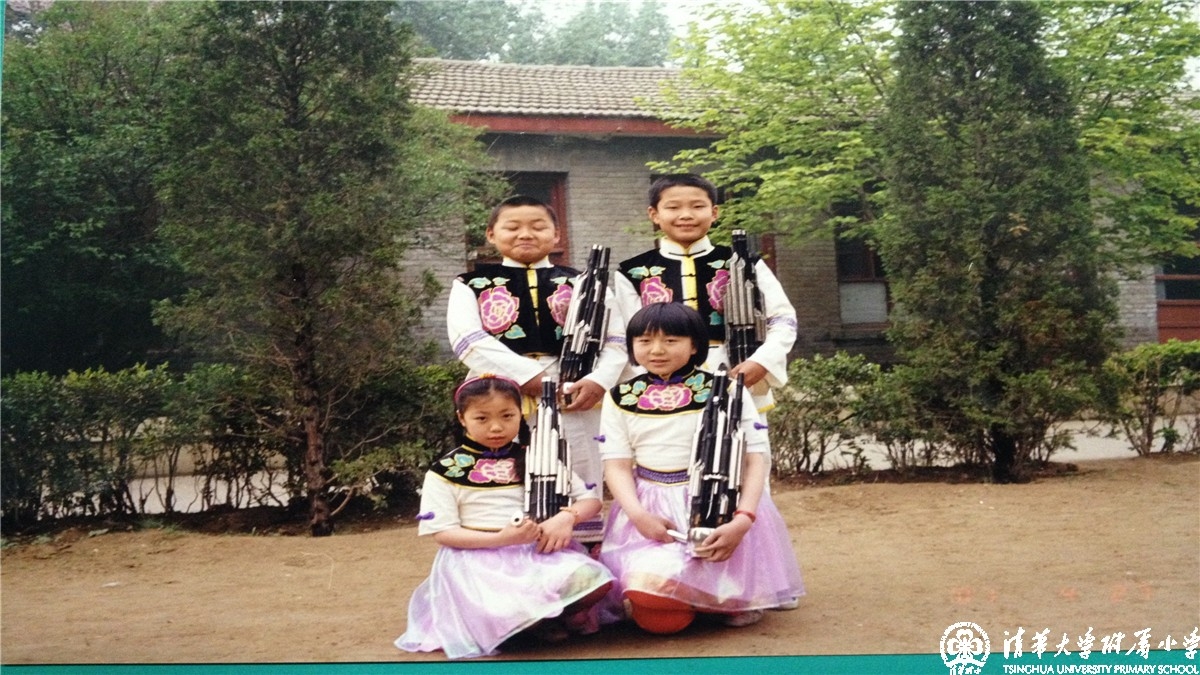 我校最早一批少年民族吹打乐队的小队员们