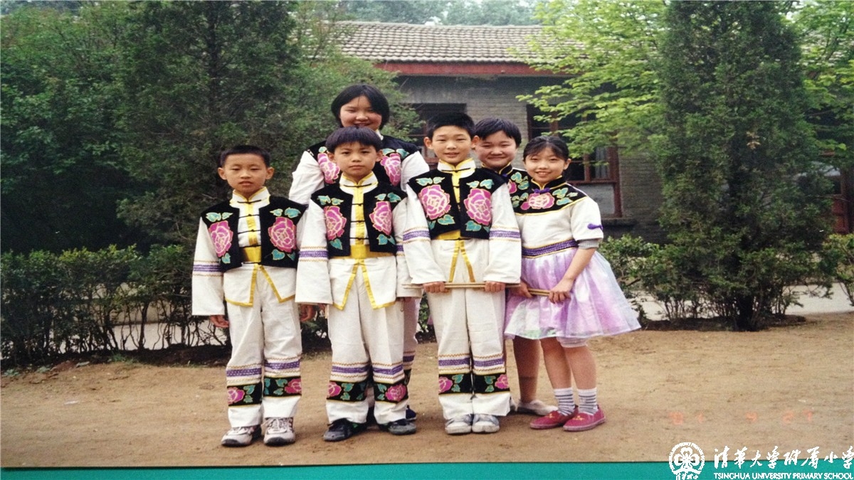 我校最早一批少年民族吹打乐队的小队员们