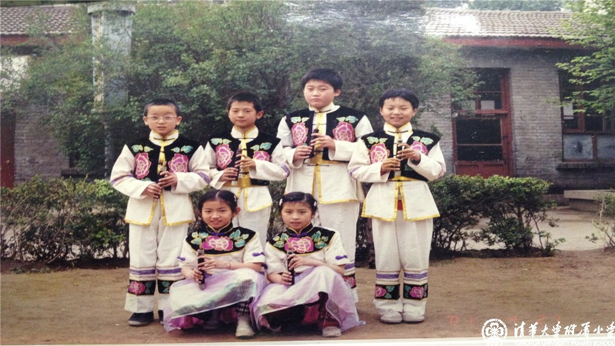 我校最早一批少年民族吹打乐队的小队员们