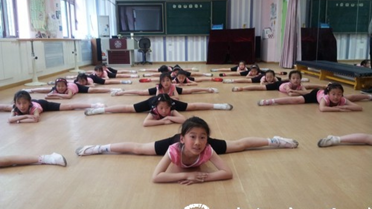 我校舞蹈团同学日常训练