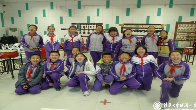 劳动最光荣——我校金帆民乐团学生干部打扫排练厅