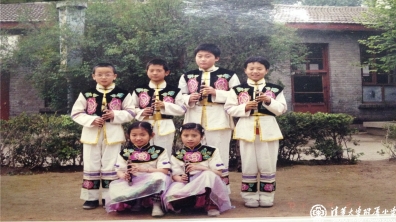 我校最早一批少年民族吹打乐队的小队员们