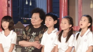 合唱团同学参加CCTV中秋晚会的录制演出