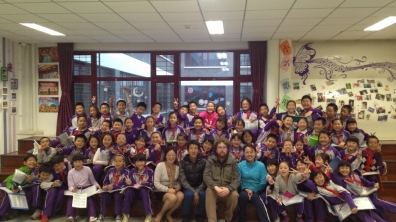 合唱团家委会成员周佳和妈妈请来俄罗斯语言专家给同学们纠正俄语歌曲发音