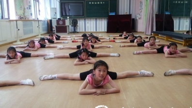 我校舞蹈团同学日常训练
