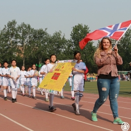 挪威大使馆参赞走进他们国家的方阵，参加开幕式游行