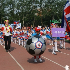 哥斯达黎加大使馆参赞走进他们国家的方阵，参加开幕式游行