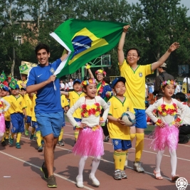 来自巴西的留学生代表参加开幕式游行