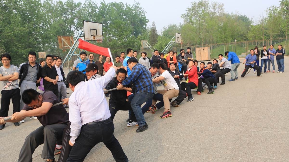 附小教师积极参与大学拔河比赛