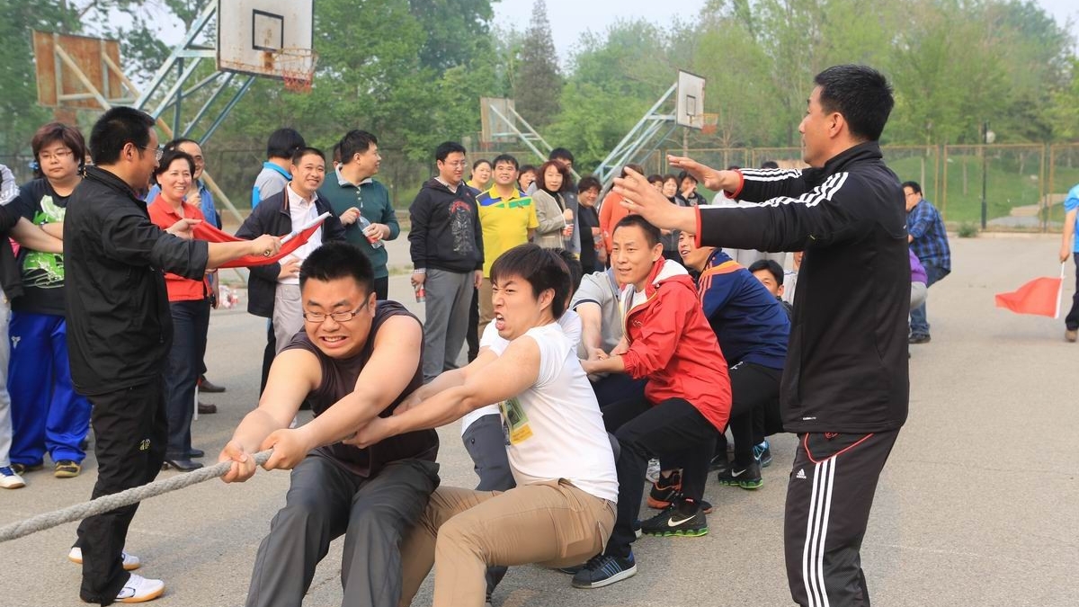 附小教师积极参与大学拔河比赛