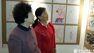 离退休教师参观附小学生书画展