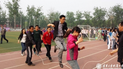 清华大学第四十一届教职工运动会跳长绳比赛在附小举行