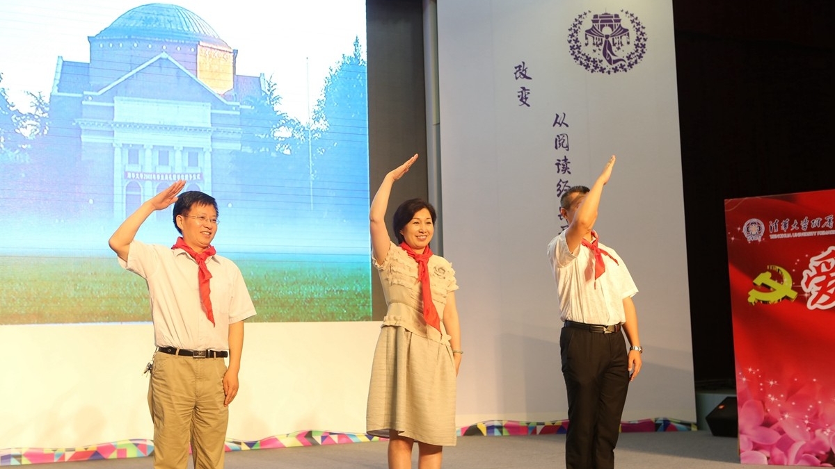 我校举行2013级学生入队仪式