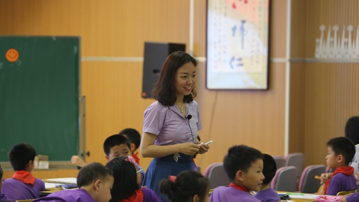 清华大学“大、中、小一条龙英语教学”实验项目 课题管理研讨会在我校召开