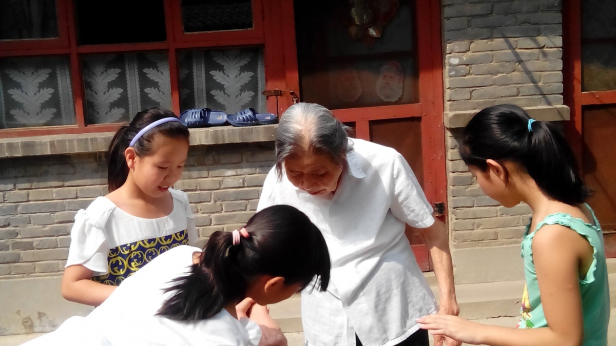清华附小五年级学生走进敬老院看望慰问老人