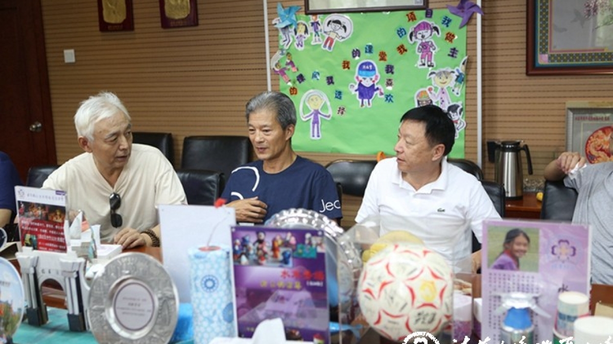 清华附小六（4）班重逢美丽的书香校园